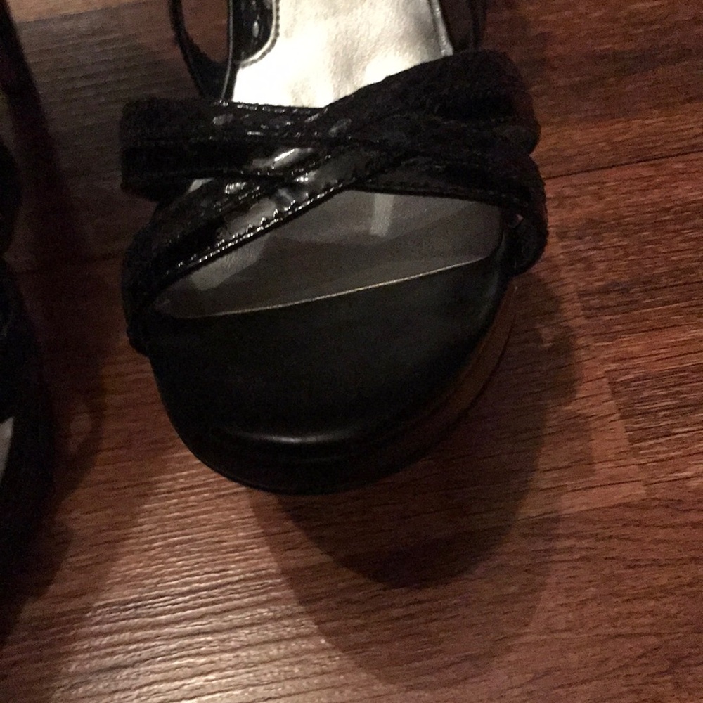 Shoes - Picture 3 of 8